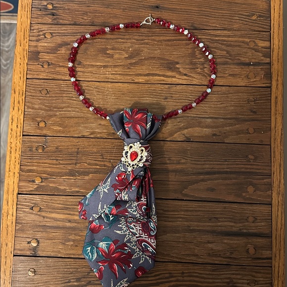 Vintage tie, brooch necklace - Picture 7 of 7